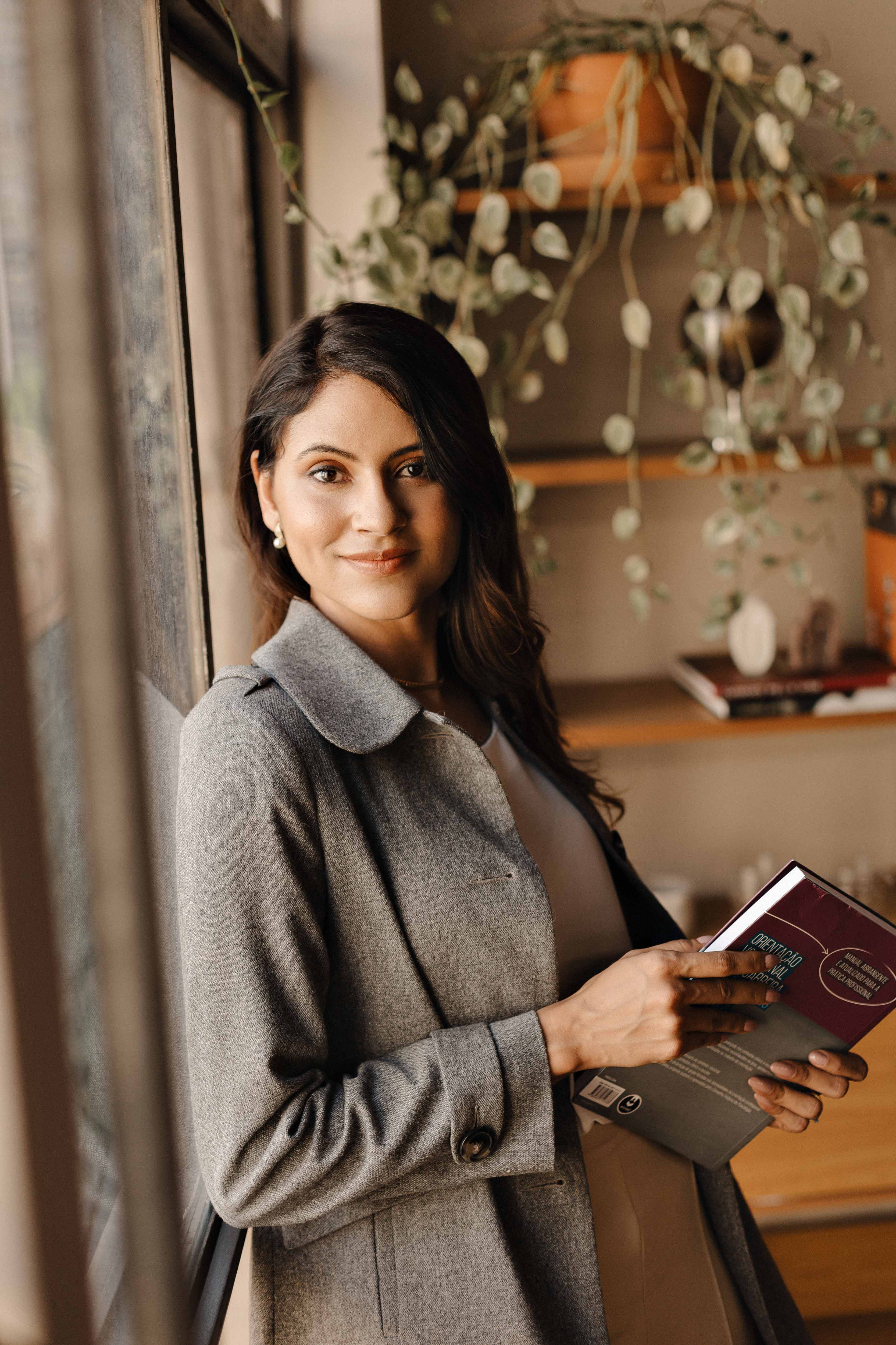 Larissa com livro de orientação profissional
